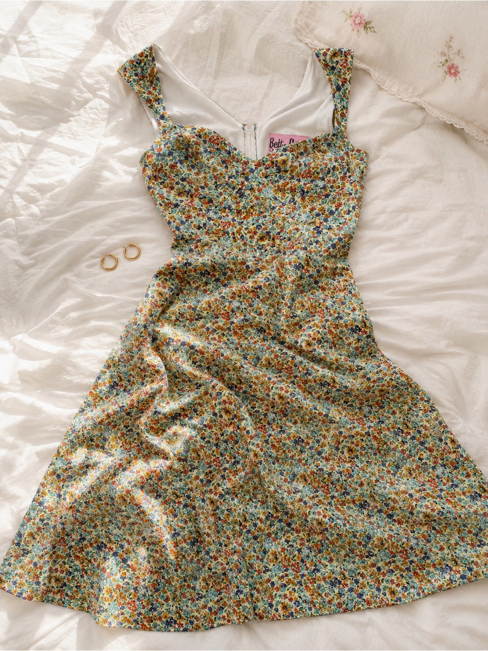 Bettie Page Queen of Pinups Roman Holiday Multi Floral Sweetheart  Dress